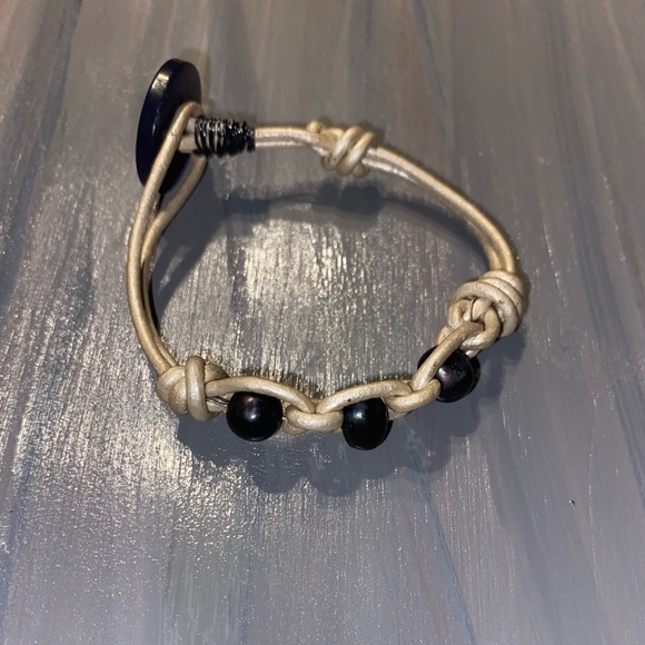 Leather and pearl bracelet. The leather is silver and potato pearls are blue-ish - Picture 3 of 3